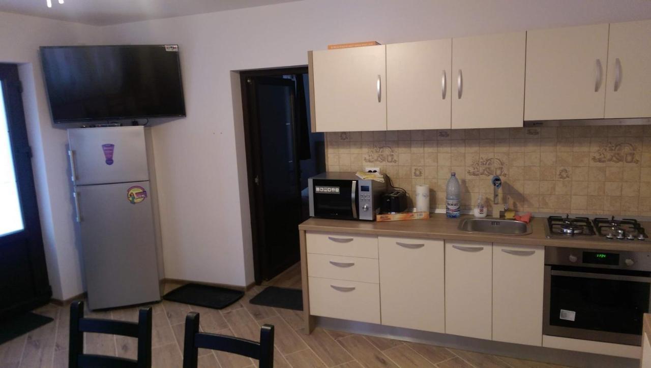 Apartament Eva'S Little House - Acasa La Taticul Albinelor Sinca Veche Zewnętrze zdjęcie